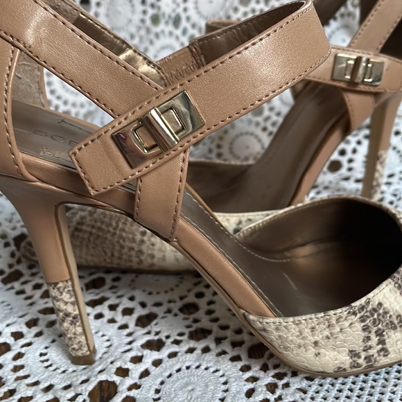 Vntg High heel by BCBGeneration color beige textured w/clasp strap, size 8.5” - Picture 4 of 8